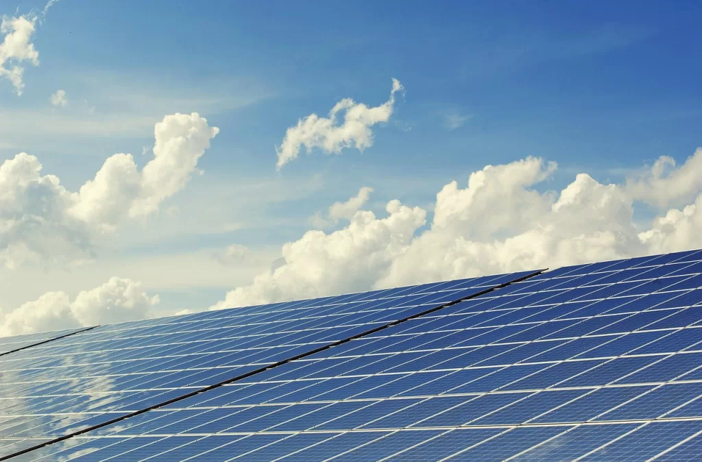 Which solar modules perform better under high summer temperatures?