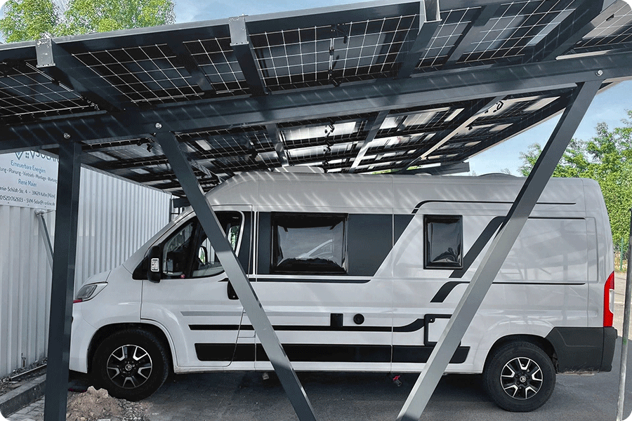 Carport rooftops equipped with glass-glass modules achieve both shading and efficient power generation.