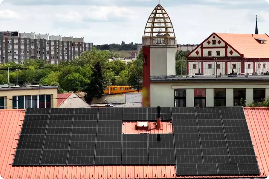 Hungarian commercial and industrial project using 72 pcs of IBC 450W black-frame modules, with an installed capacity of 32.4 kWp.