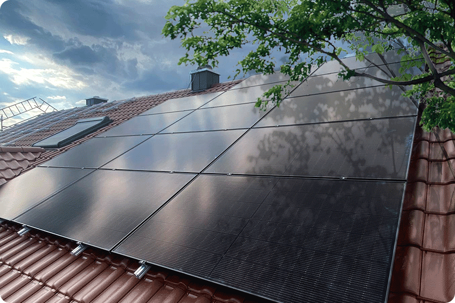 Because 1/3-cut divides each cell into three parts, its output under shading is far less affected than half-cut modules – only the shaded area loses power while the rest keeps operating normally.