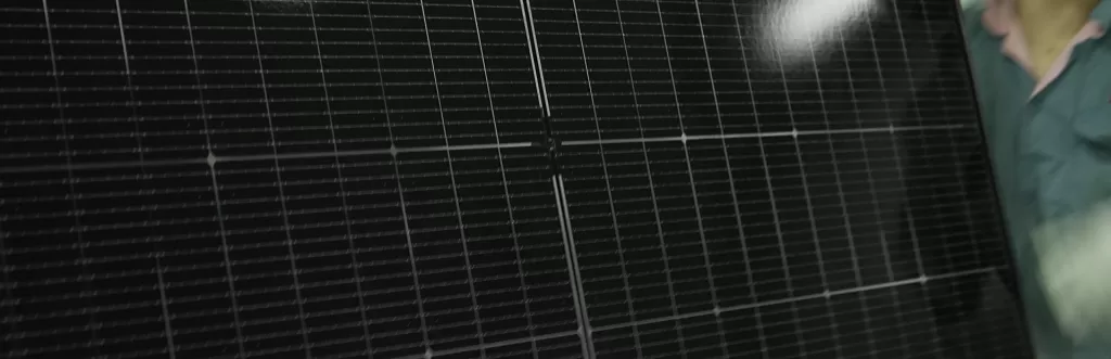 1/3-cut PV modules optimize current and heat flow distribution to maintain stable output under rooftop high-temperature and long-term operating conditions, achieving a balance of efficiency, reliability, and cost-effectiveness.