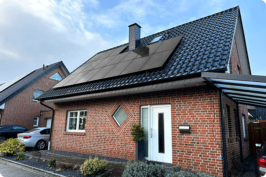 A well-matched rooftop PV system, with black roof tiles paired with full-black high-efficiency modules.