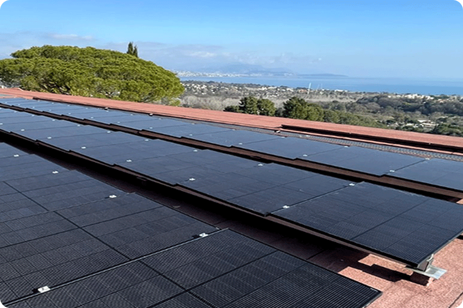 A rooftop installation of neatly arranged all-black solar modules, showcasing the stable energy generation performance of high-efficiency systems under high-temperature and low-light conditions.
