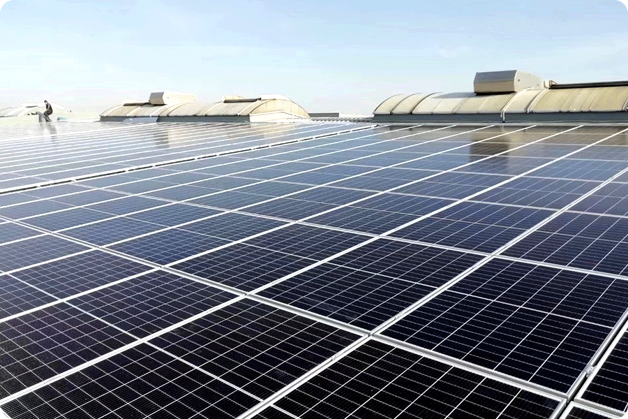 Typical applications of commercial and industrial rooftop PV systems in Italy under high-temperature conditions, with densely arranged modules to increase self-consumption ratios.