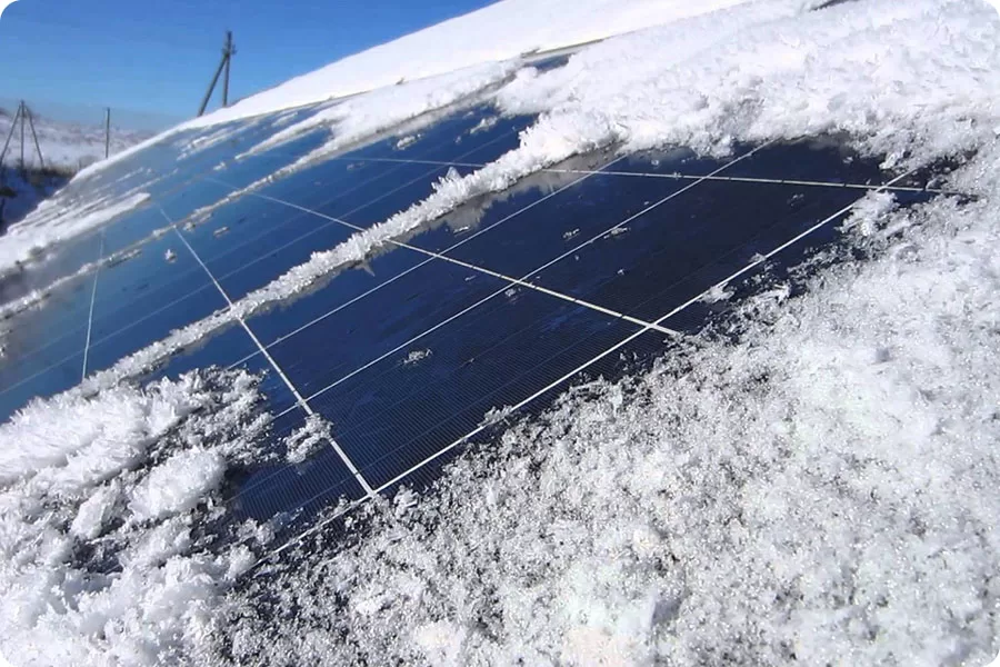 Uneven snow accumulation on solar panels in winter, with local snowmelt and residual snow loads occurring simultaneously