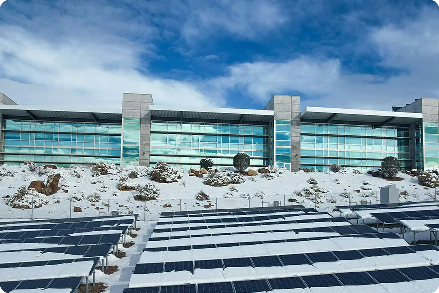 In real operating scenarios, PV systems in winter are typically influenced by multiple factors simultaneously—such as mounting structure, array layout, and local snow distribution—rather than by a single condition alone.