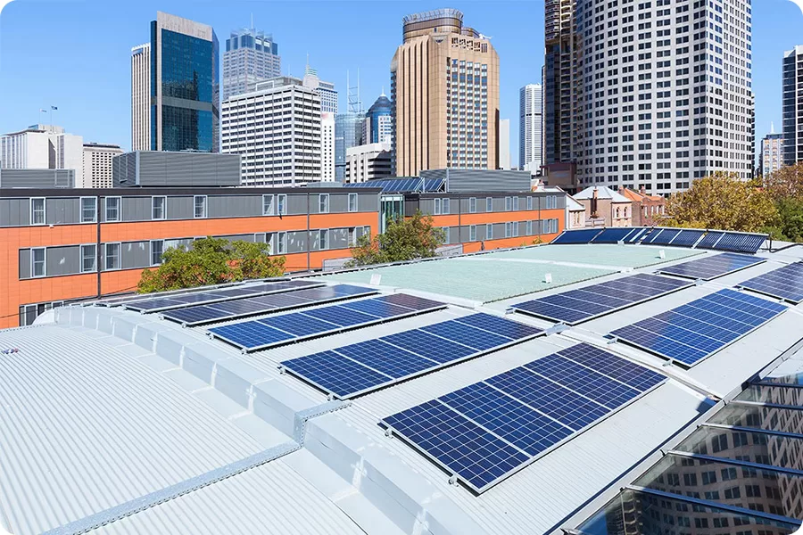 Urban rooftop solar panel system operating in clear, high-temperature conditions, illustrating how temperature coefficient affects actual power generation performance
