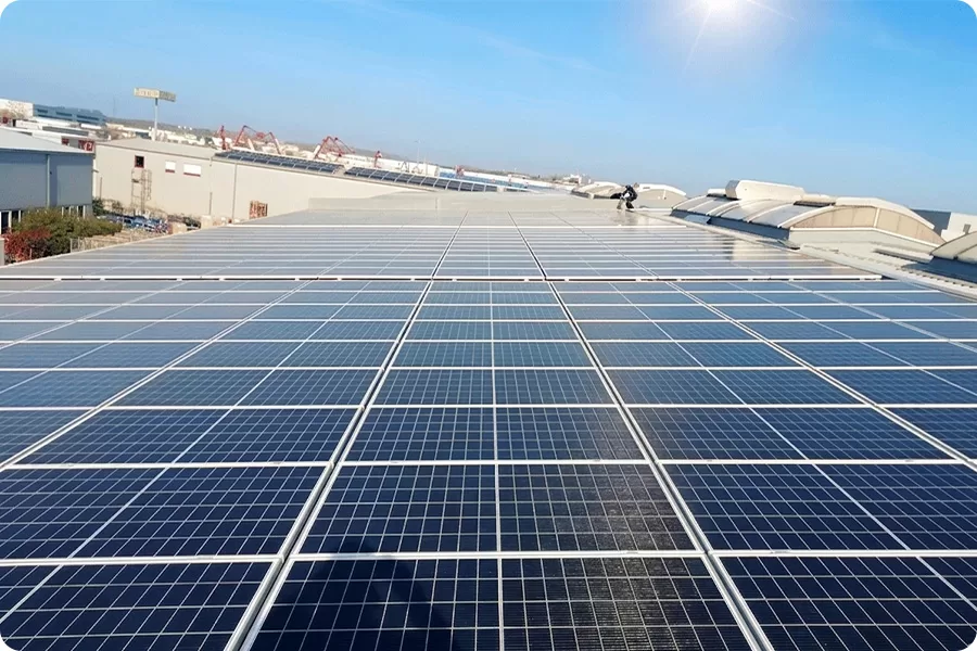 Large commercial and industrial rooftop solar panel system under intense sunlight and high temperatures, illustrating which projects need to pay closer attention to temperature coefficient