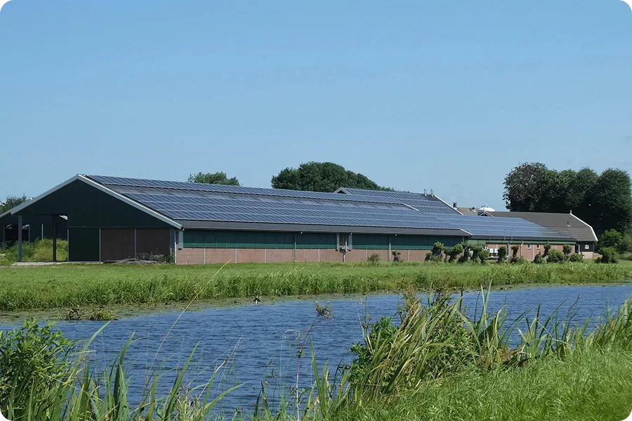 Corporate solar system installed on the roof of an agricultural building for self-consumption and stable operation.